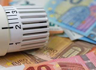 Heizen wird noch teurer Symbolbild Heizthermostat und Geldscheine