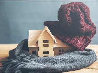 Besser: warm anziehen Miniatur-Haus mit Schal und Mütze