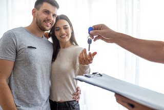 Schlüsselübergabe beim Einzug in eine neue Wohnung Schlüsselübergabe beim Einzug in eine neue Wohnung