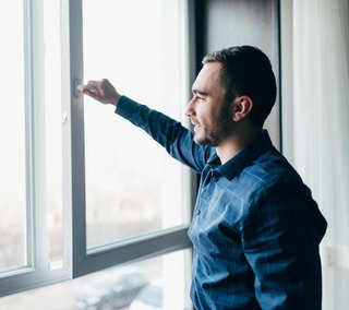 Lieber Stoßlüften als das Fenster stundenlang auf Kipp zu stellen. 